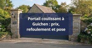 Portail coulissant aluminium effacé le long de sa clôture, refoulement entièrement visible, à Guichen