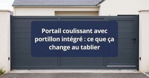 Portail coulissant aluminium dont le tablier porte une porte piétonne découpée, vu de face depuis la rue