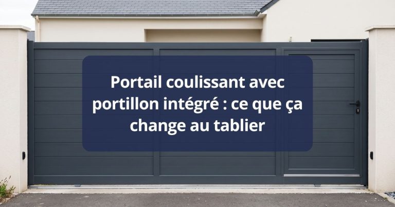 Portail coulissant aluminium dont le tablier porte une porte piétonne découpée, vu de face depuis la rue
