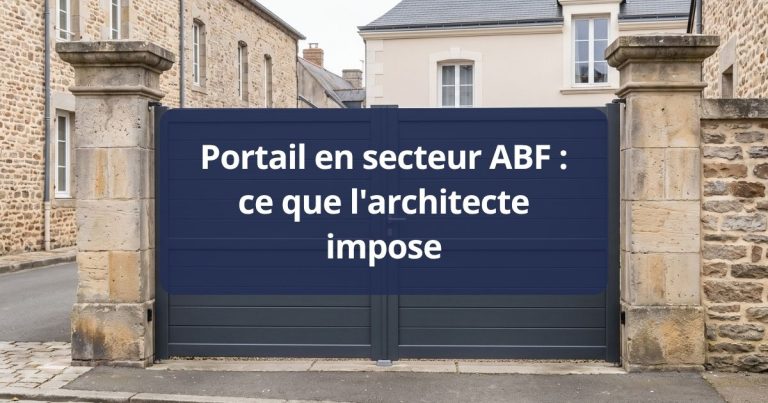 Portail aluminium sobre entre deux piliers de pierre, dans une rue de centre ancien