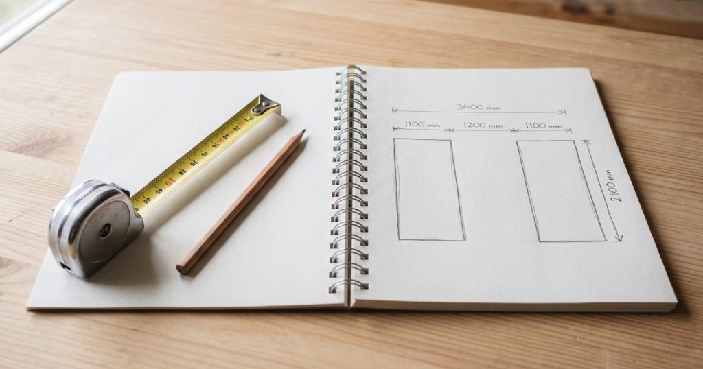 Carnet de cotes et mètre ruban pour une pose de portail à Avrillé par Kalio Menuiserie