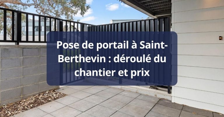 Ancien portail au laquage écaillé et au vantail affaissé, avant remplacement, à Changé