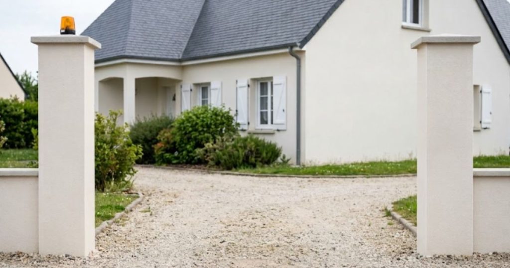 Cotes relevées avant la pose d’un portail à Saint-Berthevin, repère tracé sur le pilier