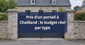 Portail battant aluminium anthracite fermé entre deux piliers, vu depuis la rue à Chailland