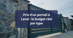 Portail battant aluminium anthracite fermé entre deux piliers, vu depuis la rue à Laval