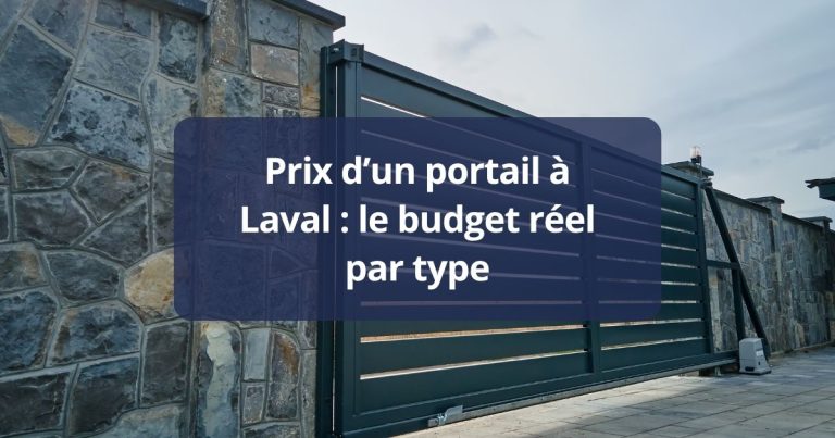 Portail battant aluminium anthracite fermé entre deux piliers, vu depuis la rue à Laval