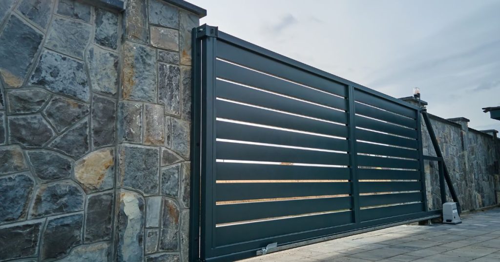 Portail aluminium posé par Kalio Menuiserie à Laval, vue d’ensemble depuis la rue