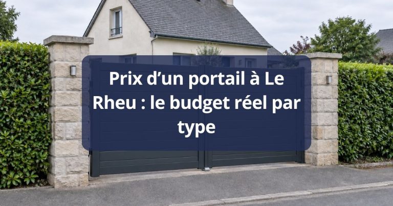 Portail battant aluminium anthracite fermé entre deux piliers, vu depuis la rue à Le Rheu