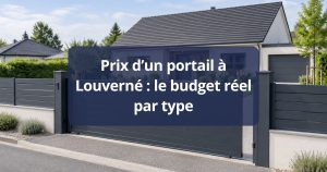 Portail battant aluminium anthracite fermé entre deux piliers, vu depuis la rue à Louverné