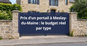 Portail battant aluminium anthracite fermé entre deux piliers, vu depuis la rue à Meslay-du-Maine