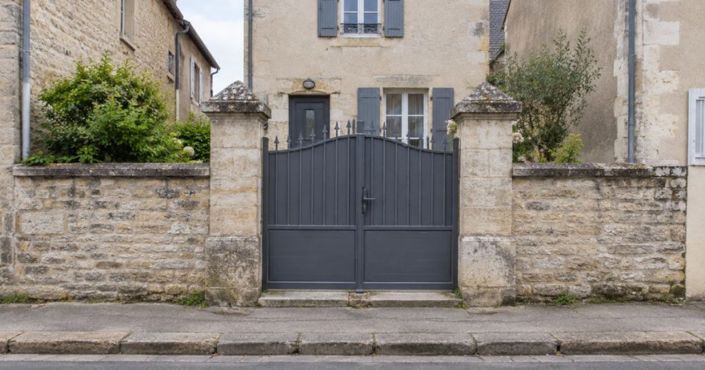 Entrée de bourg fermée par un portail aluminium à Renazé, par Kalio Menuiserie