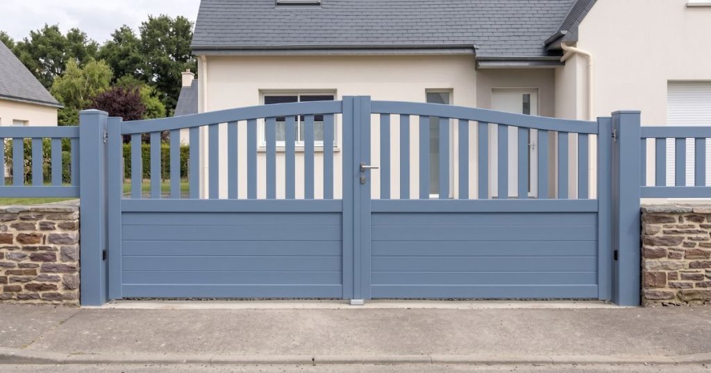 Portail battant aluminium bleu pigeon à Saint-Jacques-de-la-Lande, remplissage semi-ajouré, partie basse pleine et partie haute ajourée