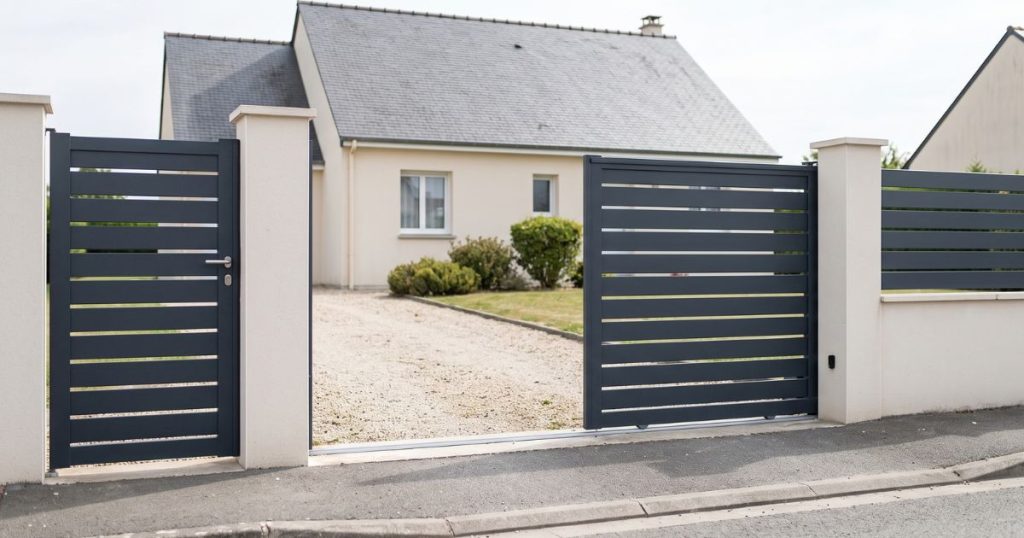 Prix d’un portail à Saint-Pierre-la-Cour, portail coulissant ouvert et portillon assorti