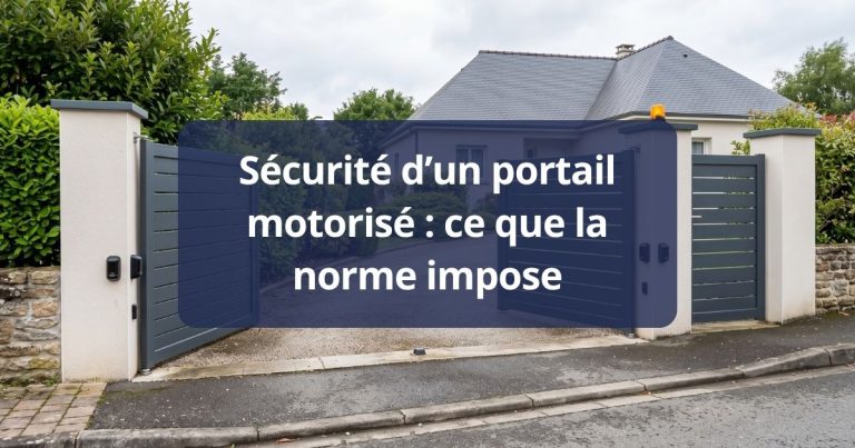 Portail motorisé ouvert, cellules de sécurité et feu orange en place sur les piliers
