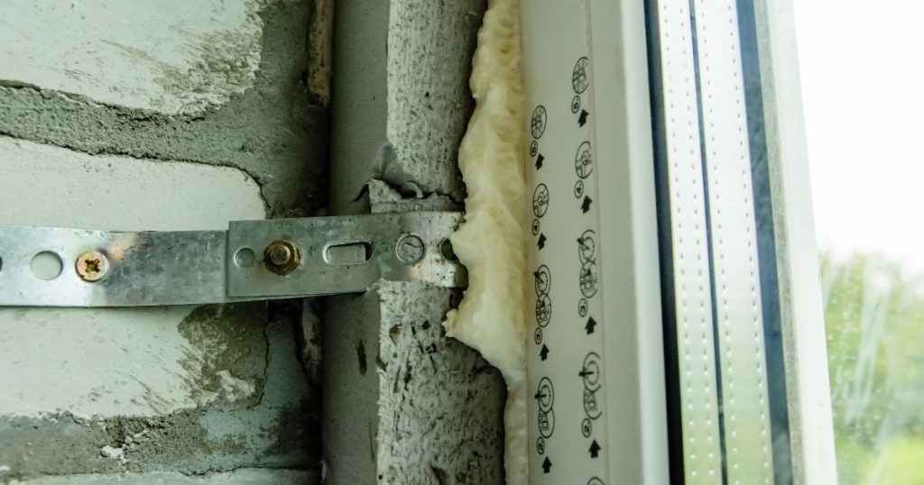 Pré-cadre isolé traitant le pont thermique de liaison d’une fenêtre par Kalio Menuiserie