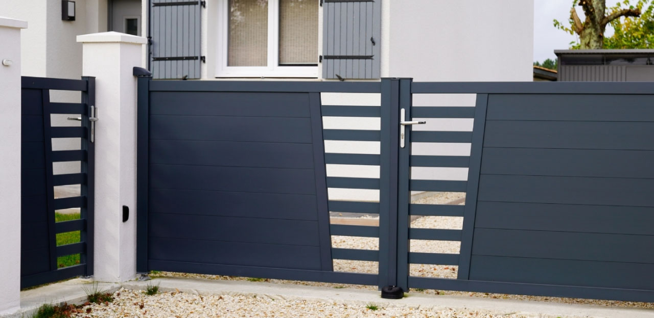 Portail. Exterieur et terrasse : Pergola, clôture, store et carport