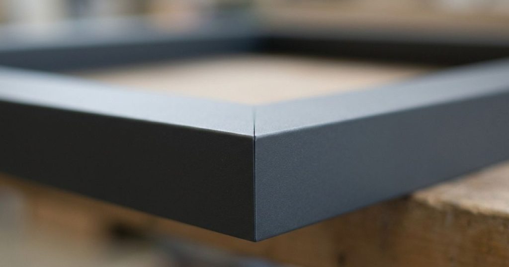 Angle d’un dormant aluminium avec son assemblage d’onglet aux arêtes vives