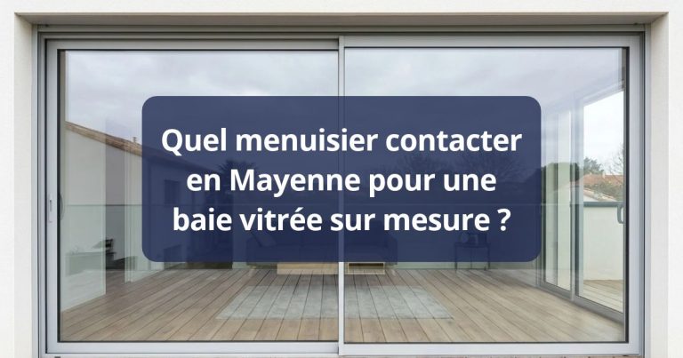 Baie vitrée coulissante ouvrant de plain-pied sur une terrasse en bois, sans marche au seuil