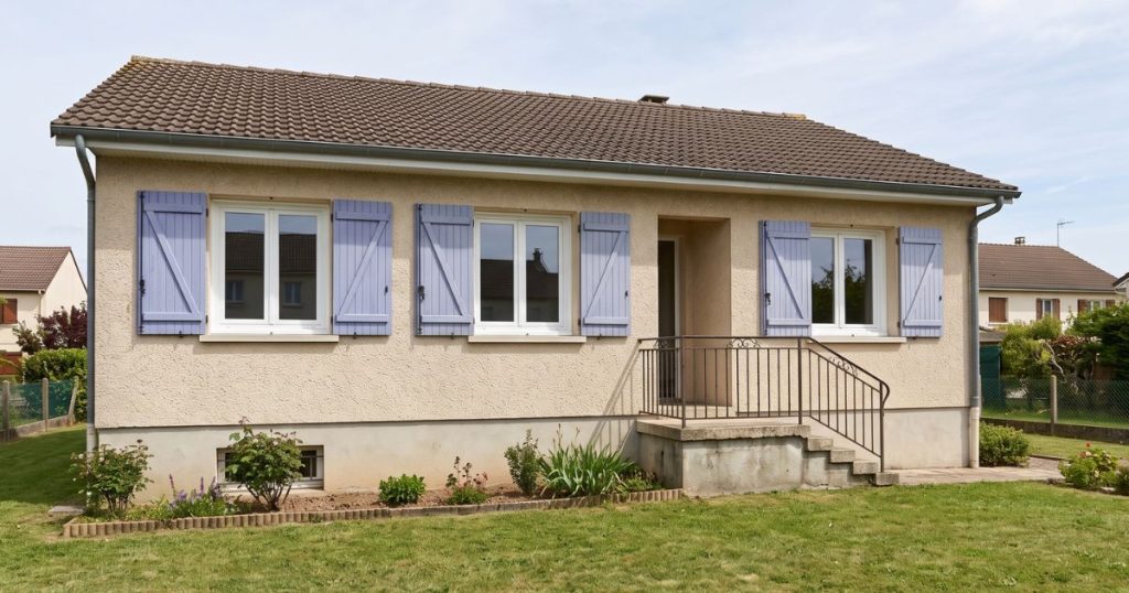 Pavillon des années 70 à enduit tyrolien équipé de fenêtres PVC neuves