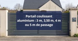 Portail coulissant aluminium fermé sur une entrée large, vu de face depuis la rue