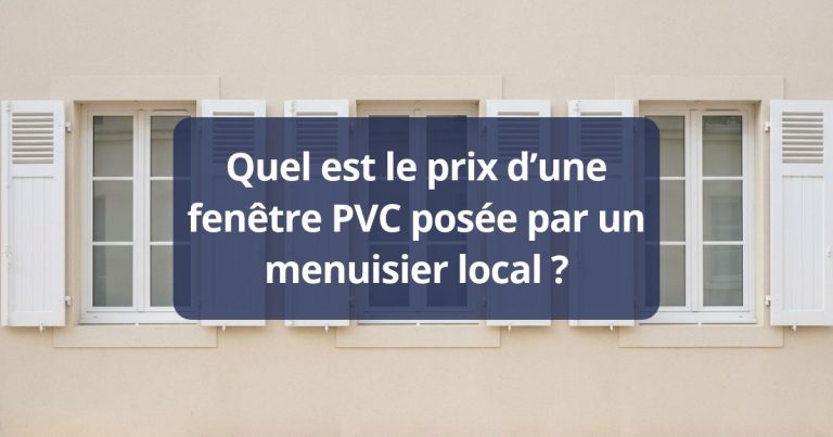 Trois fenêtres PVC blanches alignées sur une façade enduite claire, volets ouverts
