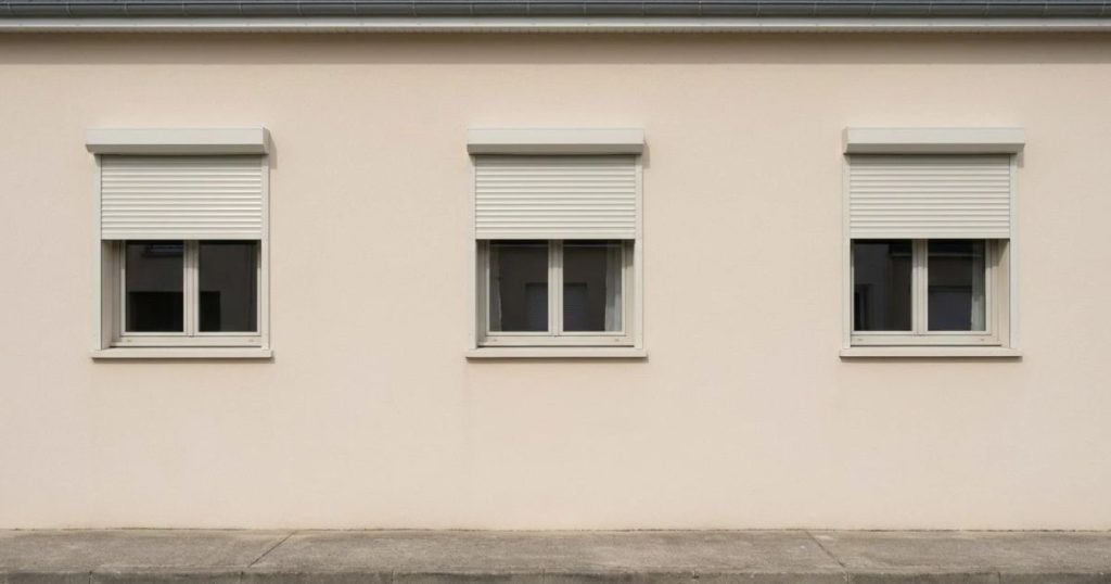 Façade équipée de volets roulants de rénovation dont les coffres restent apparents